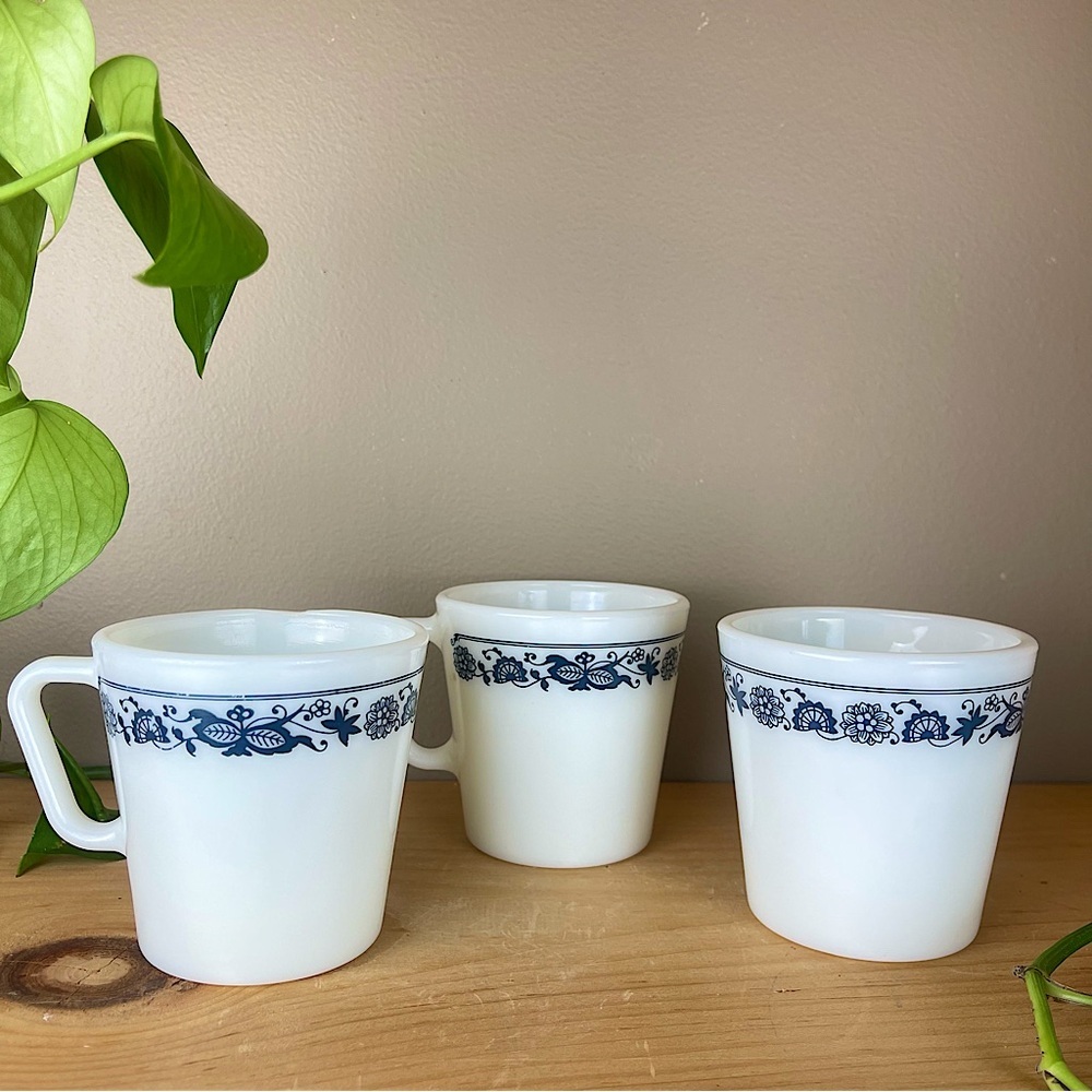 VINTAGE PYREX MUGS SET OF 3